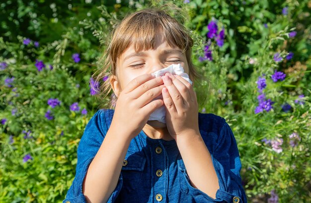 Photo sick girl having allergy wiping nose