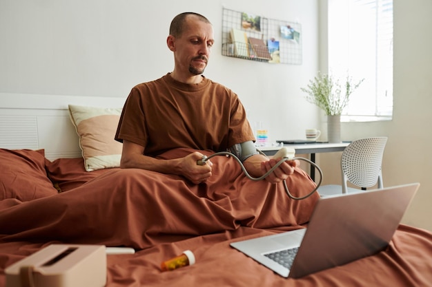 Photo sick man measuring blood pressure