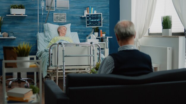 Фото Больная пенсионерка отдыхает на больничной койке после операции