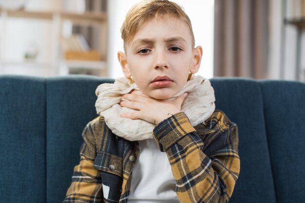 高熱と喉の痛みと気分が悪い病気の 10 代の少年