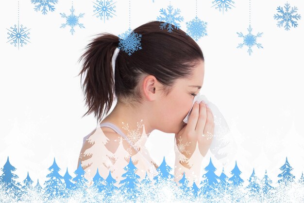 写真 雪片やモミの木に鼻をかむ病気の女性