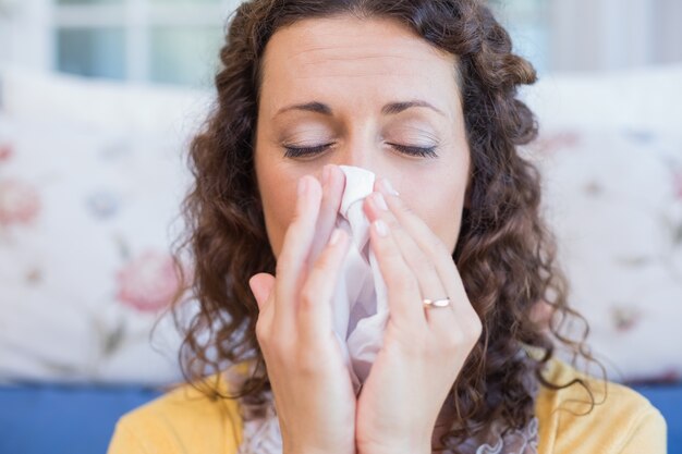 彼女の鼻を吹く病気の女