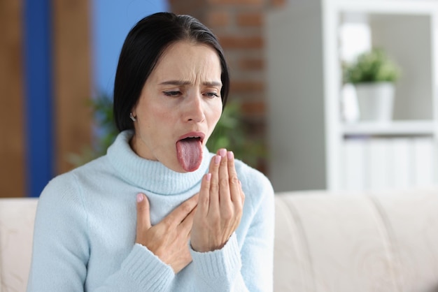 La donna malata tosse e si copre la bocca con la mano si sente male autoisolamento