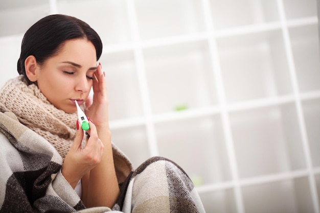 Foto donna malata, donna influenza. preso freddo. donna che sente freddo