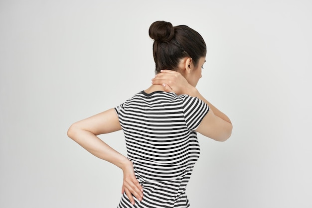 아픈 여성이 머리를 들고 편두통, 우울증, 건강 문제 고품질 사진
