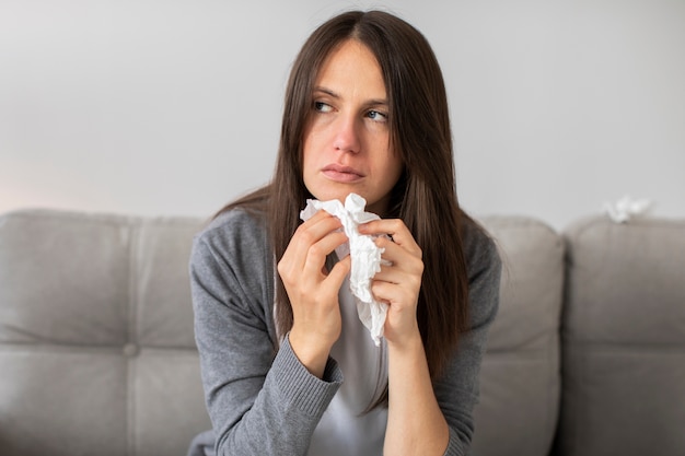 Photo sick woman at home front view