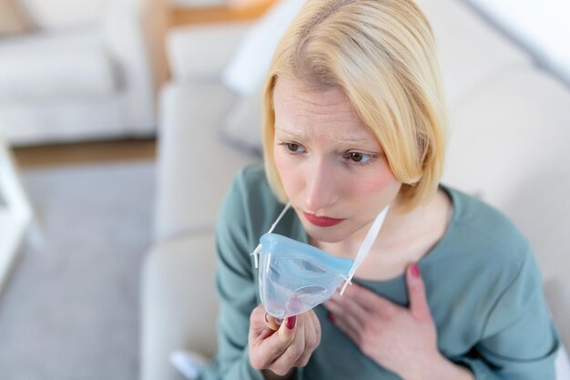 Photo sick woman making inhalation medicine is the best medicine ill woman wearing an oxygen mask and undergoing treatment for covid19 woman with an inhaler