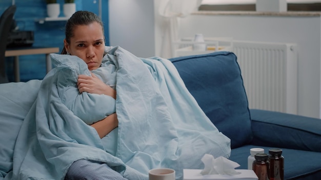 Photo sick woman resting on sofa at home