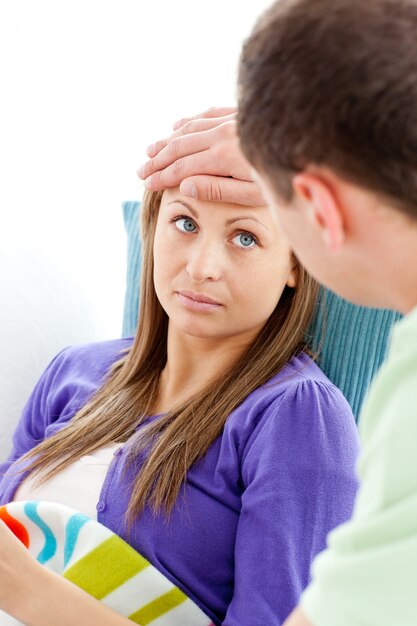 Photo sick woman sitting on a sofa