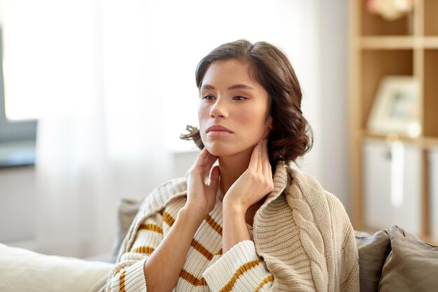 Photo sick woman touching her lymph nodes at home