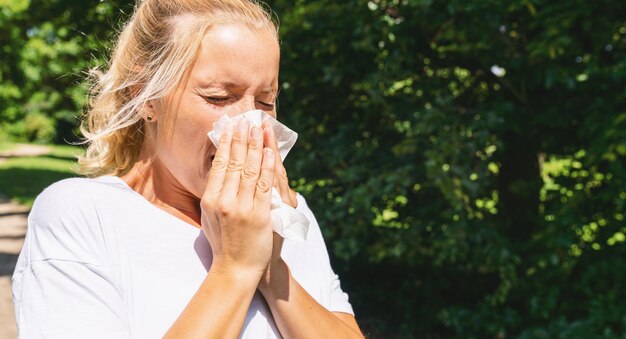 Фото Больная женщина с аллергией или вирусом короны от коронавируса гриппа 2019ncov чихает