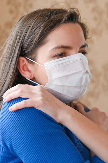 Donna malata con maschera, sentendosi assolutamente terribile