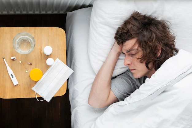 Photo sick young man resting in bed