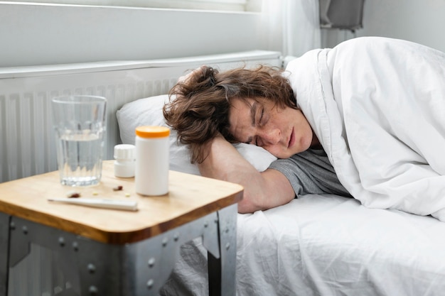 Photo sick young man resting in bed