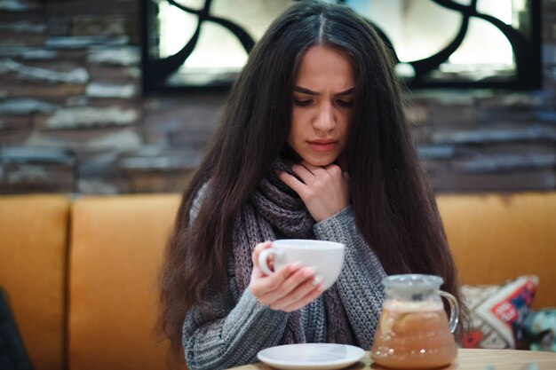 一般的な風邪を持つ病気の若い女性