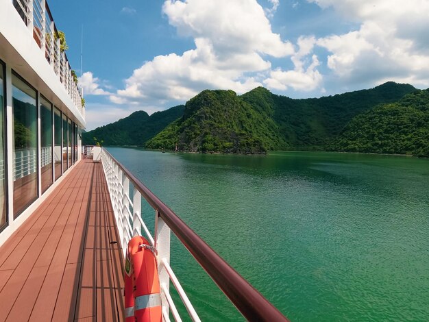 Photo side aile in a cruise at halong bay vietnam with beautiful scenic view