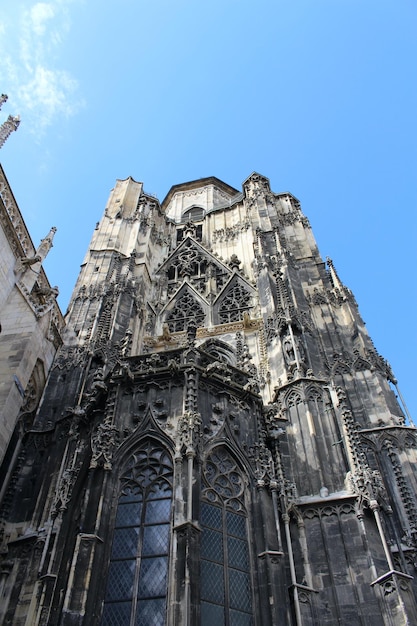 The side of a church with the word reims on the front