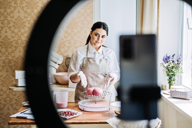 お金を稼ぐためのサイドハッスルのアイデア料理のオンラインコースアジアのアラビア語の女性のパティシエ