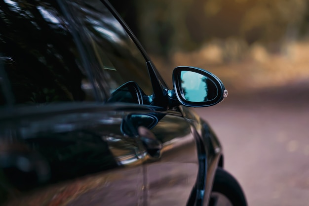 Specchietto laterale di un'auto di lusso da vicino