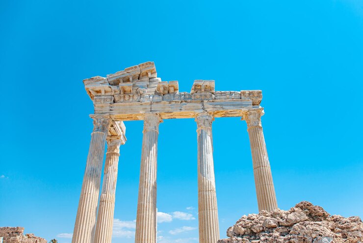 Foto side oude griekse apollo en athene tempelruïnes