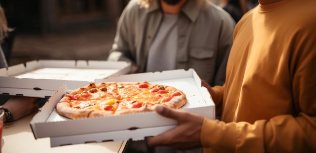 Боковая перспектива Друзья делятся вкусной пиццей на открытом воздухе