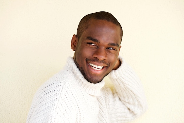 セーターを着た魅力的なアフリカ系アメリカ人男性の側面の肖像画