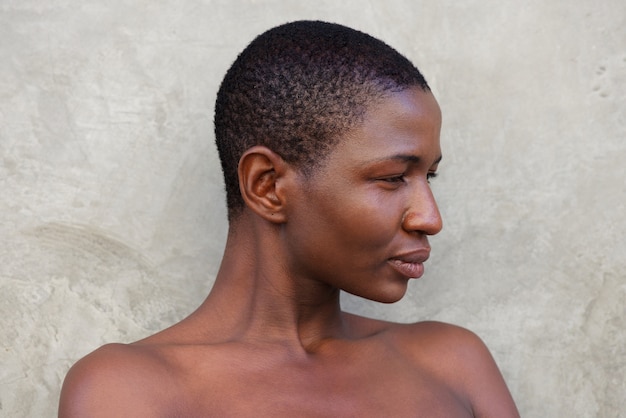 Боковой портрет красивой африканской женщины с обнаженными плечами