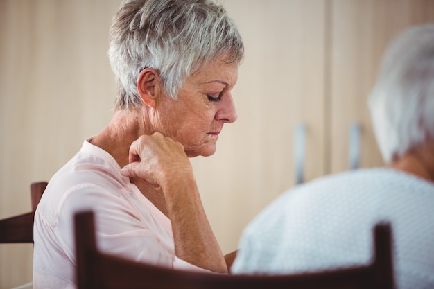 Photo side of a senior looking sad woman