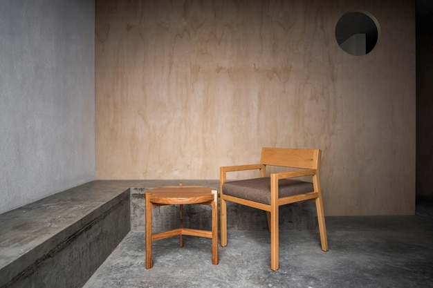 Приставной стол представляет собой столешницу из терраццо и деревянное основание из массива дерева или стул из твердой древесины.