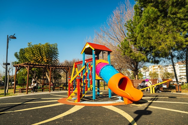 サイド トルコ 2023 年 1 月 23 日子供の頃に公園でおもちゃを使ってレジャーやレクリエーションのための子供のための空の遊び場