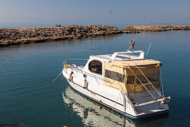 Side Turkije 27 januari 2023 boot voor toeristische reizen ligt afgemeerd aan zee Kleine jachten zijn vastgebonden aan de rivier in een klein toeristisch stadje