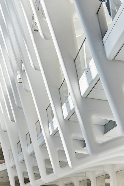 Боковой вертикальный абстрактный вид архитектуры белого ребра и крючка внутри здания метро Нью-Йорка