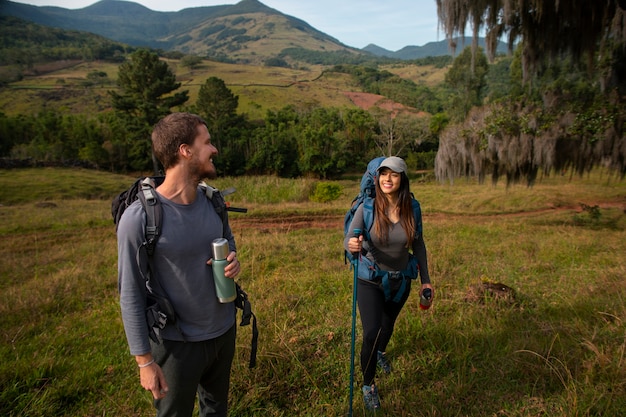 Photo side view adventurous couple bivouacking