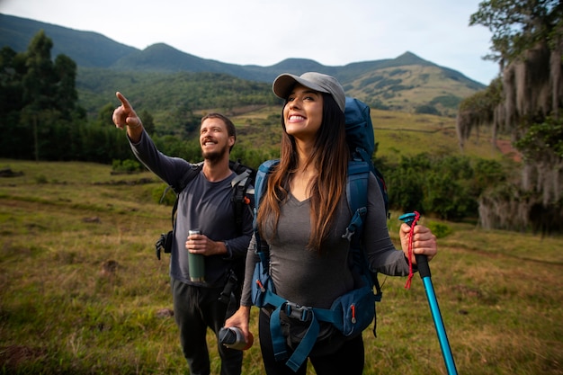 Photo side view adventurous couple bivouacking