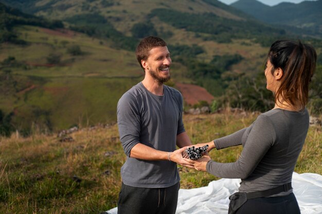 Photo side view adventurous couple bivouacking