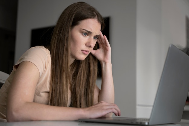 Donna ansiosa di vista laterale che lavora