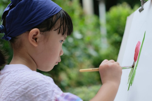 太陽眼鏡を握っている男の子の横の景色