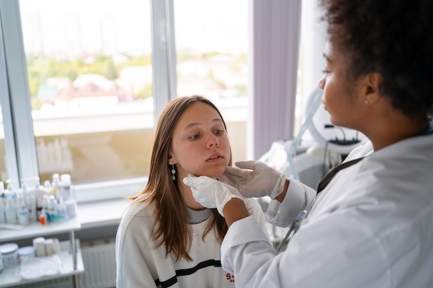 Foto medico nero di vista laterale che controlla paziente