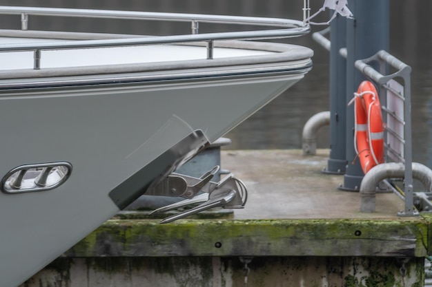 Photo side view of a boat in a row