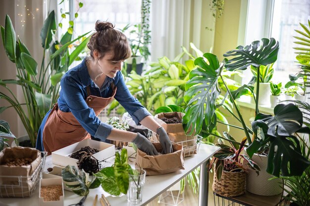 Photo side view of boy gardening at home