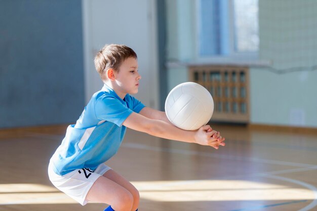 Foto vista laterale di un ragazzo che gioca a pallavolo