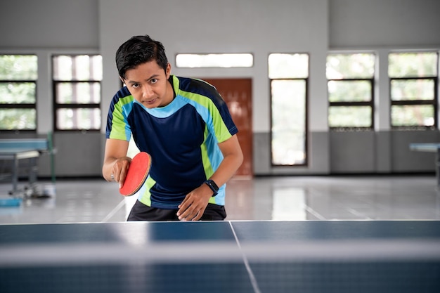 Photo side view of boy playing with colleague at office