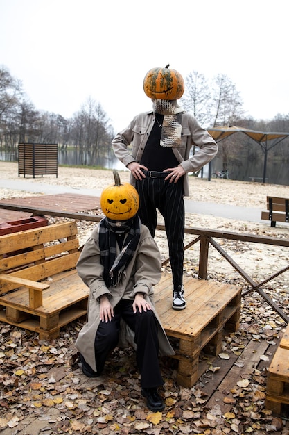 Photo side view of boy sitting on wood