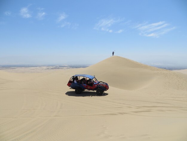 Photo side view of buggy car at desert