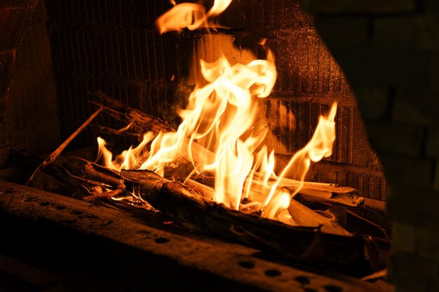 Photo a side view burning fireplace