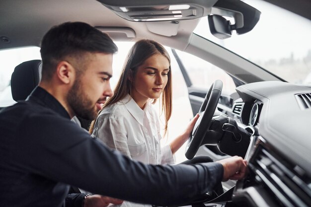 Photo side view of business colleagues working in car