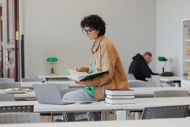 Photo side view of businesswoman working at office