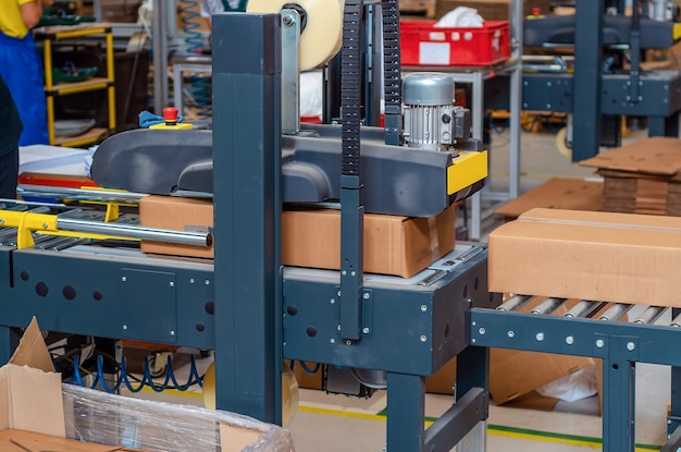Foto macchina per l'imballaggio in cartone con vista laterale linea di produzione dell'industria degli imballaggi