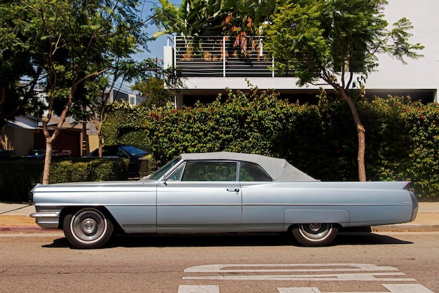 Foto vista laterale di una classica auto americana d'epoca in un parcheggio a la