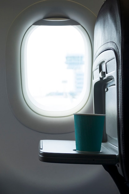 Foto vista laterale della tazza di caffè in aereo